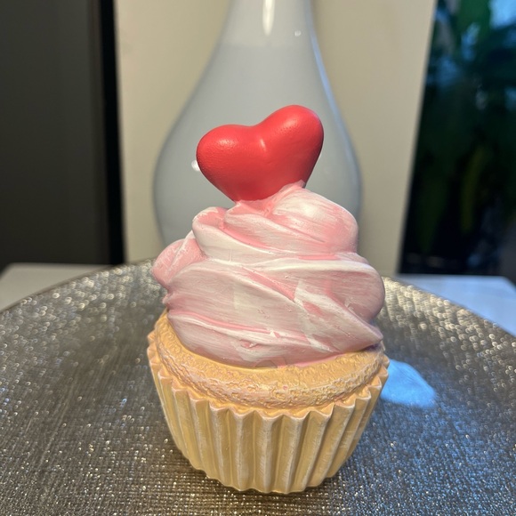 Cupcakes & Cashmere Cupcakes Vanilla with Hearts Valentines Set of 3 NIB - Picture 6 of 9